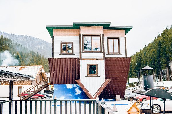 БУДИНОК ВЕЛЕТНЯ АБО ПЕРЕВЕРНУТА ХАТА